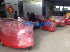 福瑞得機(jī)械座駕壓路機(jī)、大容量灌縫機(jī)，小型灌縫機(jī)包裝完畢準(zhǔn)備發(fā)貨