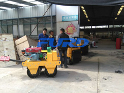 福瑞得機(jī)械手扶雙輪壓路機(jī)，二次結(jié)構(gòu)澆筑泵及時(shí)包貨